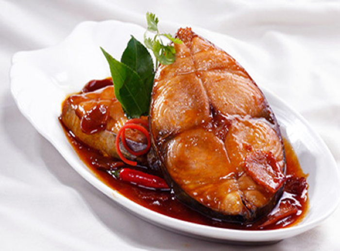 Cá kho tiếng Anh là stew fish , phiên âm là /stjuː fɪʃ/, là một món ăn vô cùng quen thuộc và thơm ngon, có mặt trong nhiều bữa cơm ấm cúng của gia đình Việt.